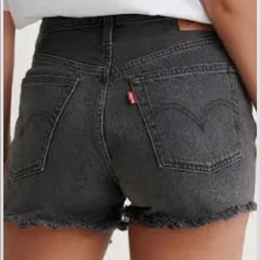 Black 501 Levi’s shorts